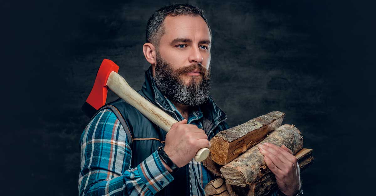 homme portant une hache et des bûches