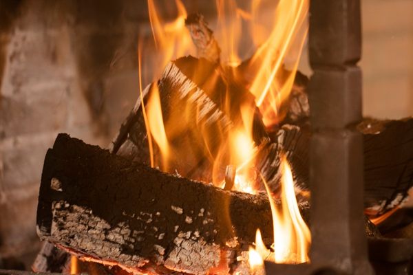 pourquoi le feu de bois crépite