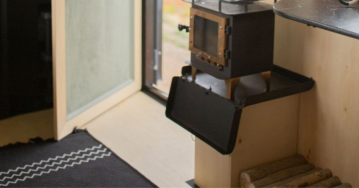 poêle à bois dans une tiny house